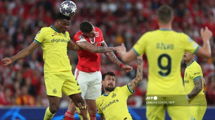 gelandang-belanda-inter-milan-denzel-dumfries-memenangkan-sundulan-atas-bek-benfica-brasil-morato.jpg