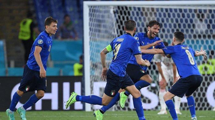 gelandang-italia-manuel-locatelli-kedua-kanan-merayakan-dengan-rekan-satu-timnya-setelah.jpg