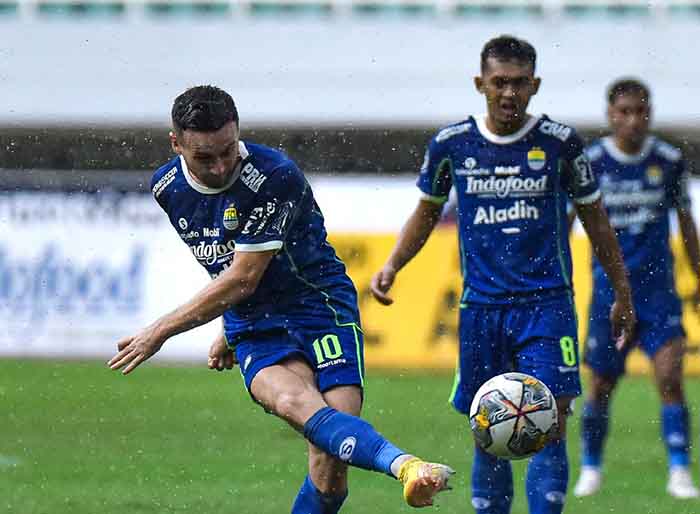 gelandang-persib-bandung-marc-klok-melepaskan-sepekan-keras-di-laga-kontra-arema.jpg