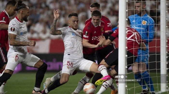 bali/gelandang-sevilla-nemanja-gudelj-dan-lucas-ocampos-berebut-bola-dengan-bek-manchester-united.jpg