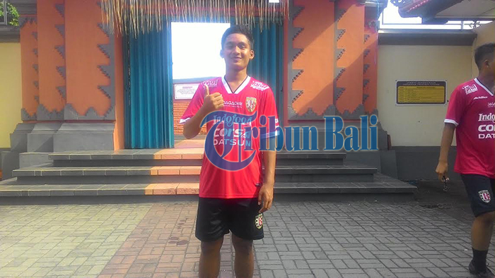 gelandang-tengah-kadek-agung-widnyana_20161109_123855.jpg