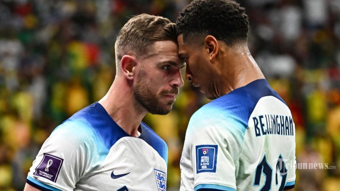 gelandang-timnas-inggris-jordan-henderson-kiri-merayakan-dengan-jude-bellingham.jpg