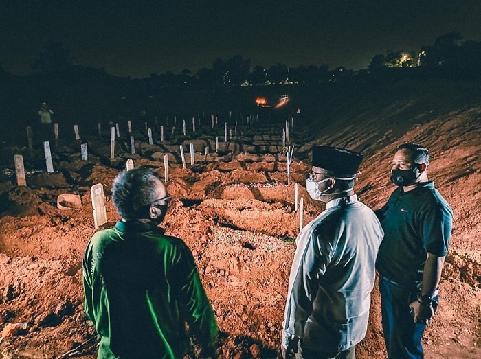 Malam-malam Anies Baswedan Mendadak Cek TPU Pondok Ranggon, Begini Kata Lurah Setempat