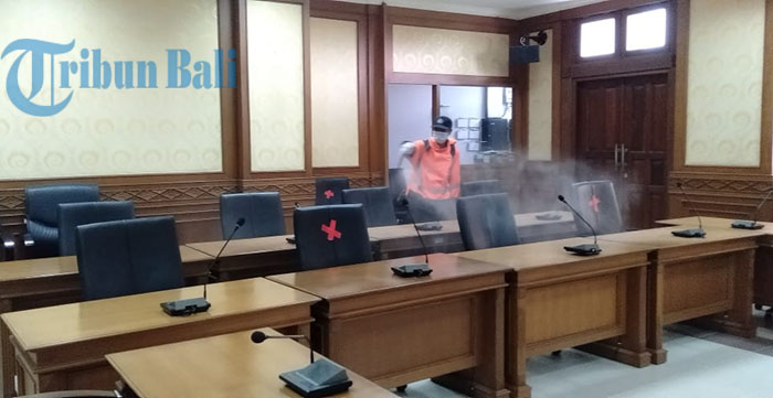 Gedung DPRD Badung Disterilkan, Gugus Tugas Semprotkan Disinfektan Antisipasi Penyebaran Covid-19