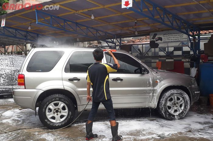 ilustrasi-mencuci-mobil-di-car-wash.jpg