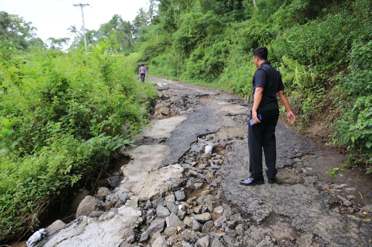 jalan-rusak-di-Bukit-Abah-Desa-Besan-Klungkung.jpg
