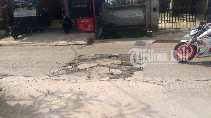 jalan-rusak-di-depan-gang-camar-batuyang-gianyar_20180425_150047.jpg