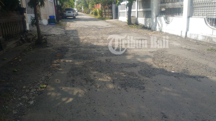 jalan-rusak-di-jalan-gunung-mas-denpasar_20180521_215743.jpg