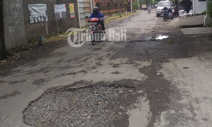 jalan-rusak-parah-di-jalan-gunung-talang-denpasar_20180315_184232.jpg