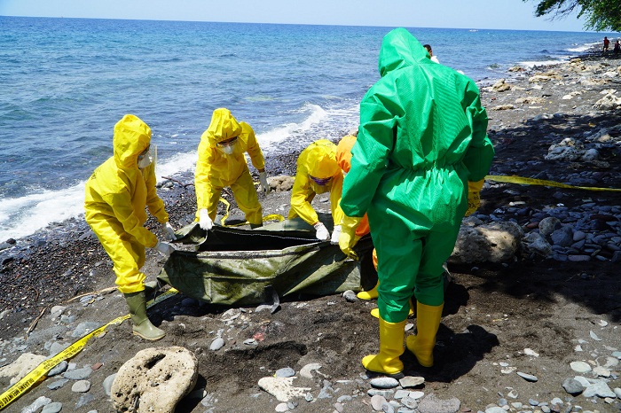 jenazah-gede-ardiasa-saat-dievakuasi-dari-pinggir-pantai-pelisan.jpg
