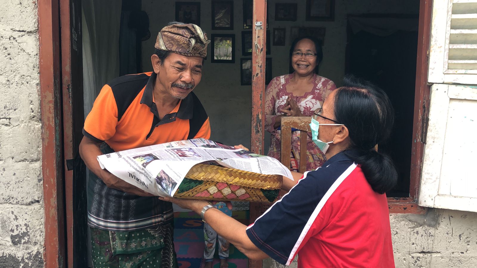 Indahnya Toleransi Beragama di Bali, Juniati Bagikan Nasi ke Tetangganya yang Beragama Lain