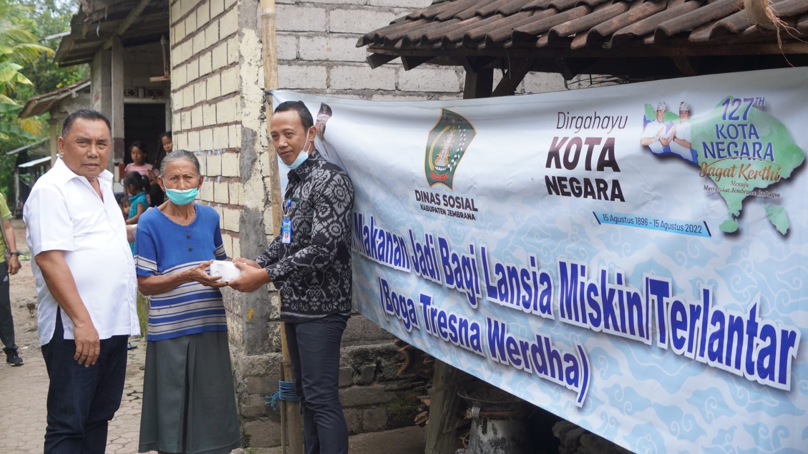 367 Lansia Diberikan Makanan Gratis Setiap Hari, Realiasi Kampanye Bupati Jembrana Tamba-Ipat
