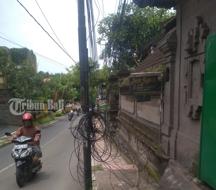 kabel-telkom-berserakan-di-gianyar_20180206_133042.jpg