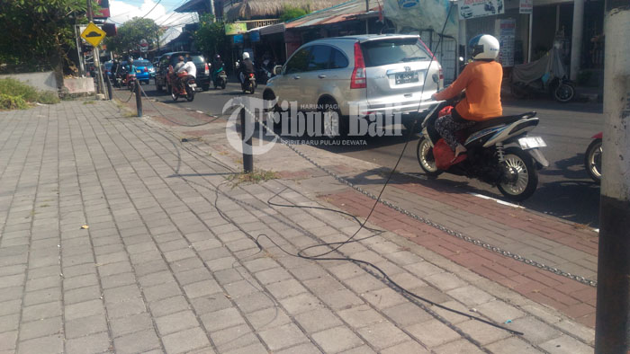 kabel-telkom-melintang-jalan-danau-toba-sanur_20180425_143004.jpg