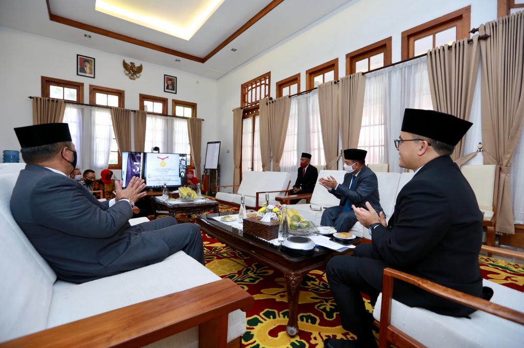 Beri Makan Ribuan Lansia Dhuafa Tiap Hari Lewat Program Rantang Kasih, Banyuwangi Raih Rekor Muri