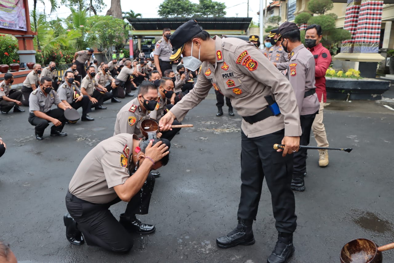Mengawali Tahun 2022, 58 Personil Polres Badung Naik Pangkat