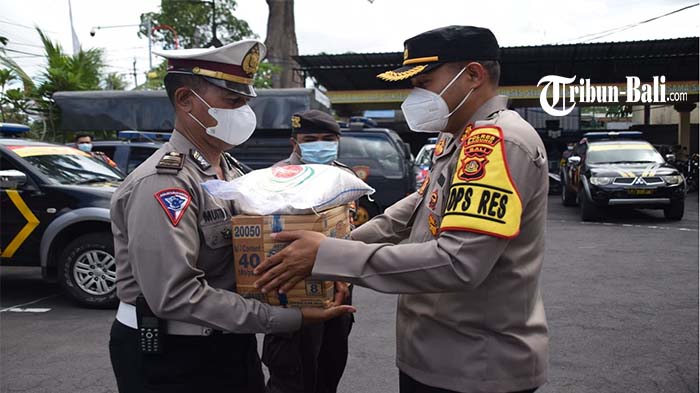 Kapolres Badung Bagikan Ratusan Paket Sembako kepada Masyarakat yang Terdampak Pandemi Covid-19