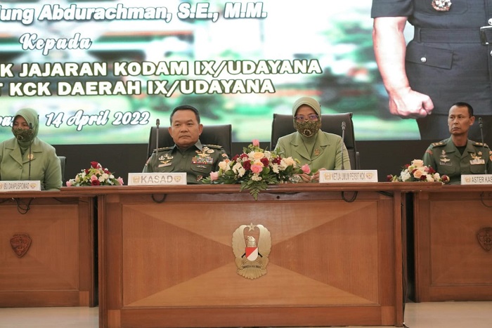 kasad-jenderal-tni-dudung-abdurachman-saat-memberikan-pengarahan-di-makodam-ixudayana.jpg