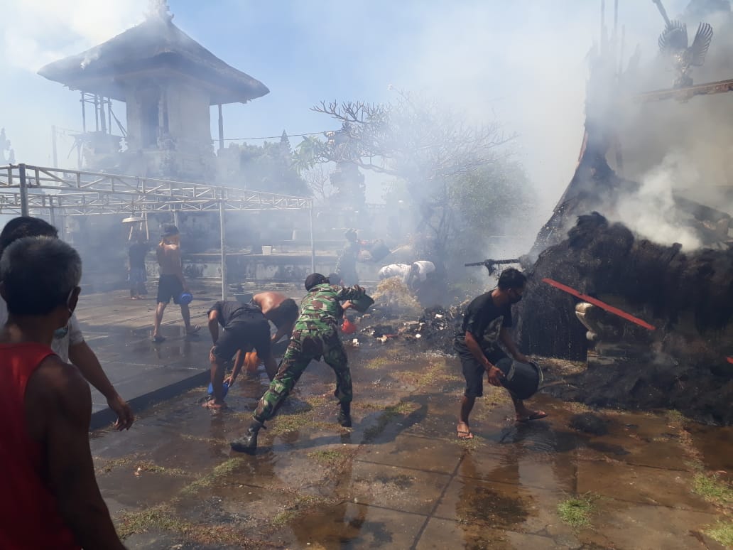 Angin Kencang & Keterbatasan Fasilitas Damkar Persulit Pemadaman Api di Pura Dalem Setra Batununggul
