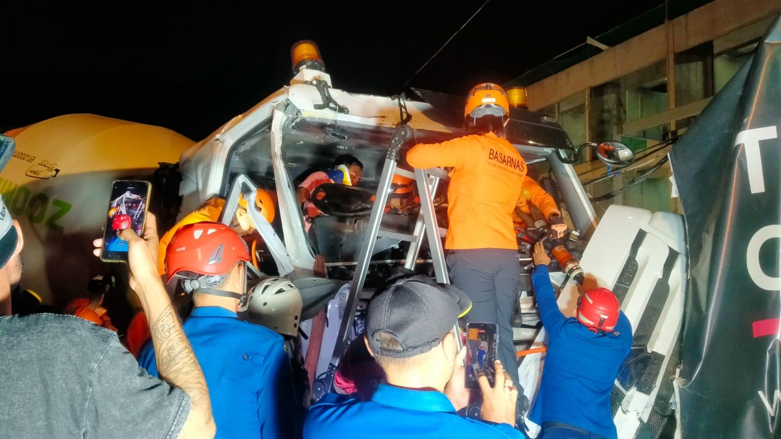 LAKA Maut di Kuta Selatan Truk Box Vs Truk Molen Telan Korban Jiwa, Kecelakaan Akibat Rem Blong!