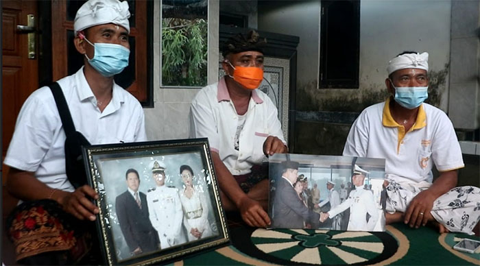 keluarga-awak-kapal-selam-kri-nanggala-gede-kartika-di-karangasem-menunjukkan.jpg