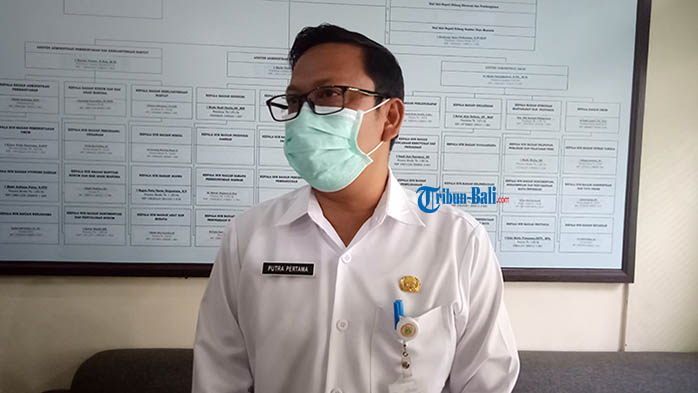 kepala-dinas-kesehatan-dinkes-karangasem-gusti-bagus-putra-pertama.jpg