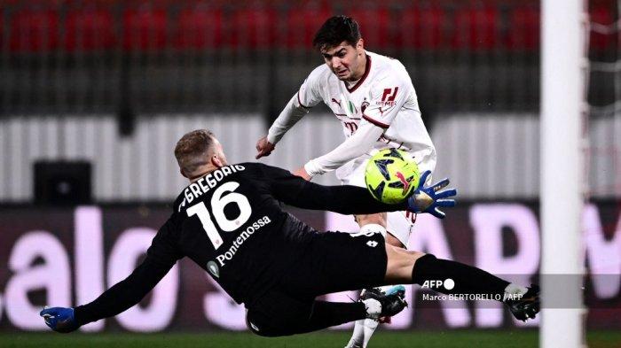 kiper-monza-michele-di-gregorio-membelokkan-tembakan-dari-gelandang-ac-milan-brahim-diaz.jpg