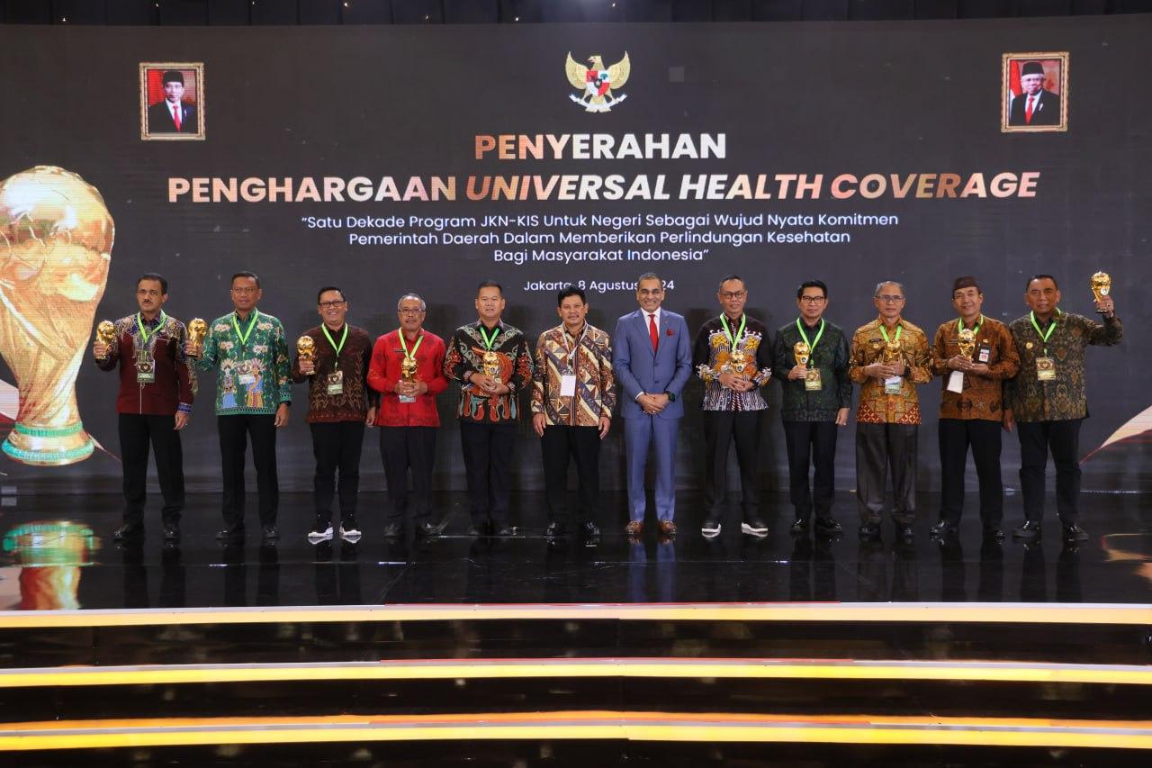 Wapres Ma'ruf Amin Berikan Penghargaan UHC Awards kepada 493 Kepala Daerah