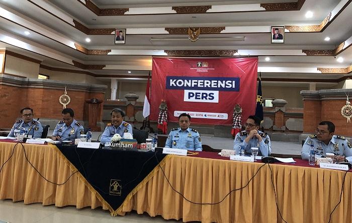 konferensi-pers-mengenai-penyampaian-kegiatan-Keimigrasian-Bali.jpg