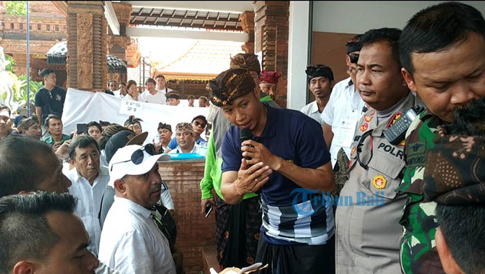 kpu-badung-i-wayan-semara-cipta-memberikan-penjelasan.jpg