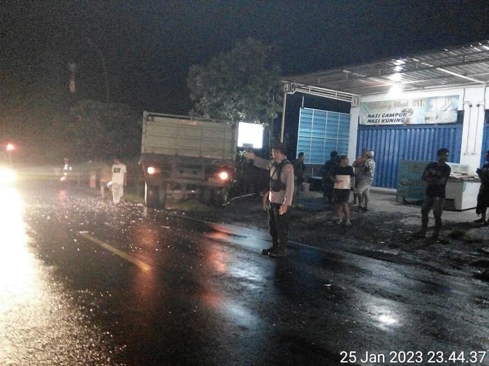 Truk Tronton Seruduk Bus Travel hingga Terguling dan Tabrak Pagar Rumah Warga di Jembrana