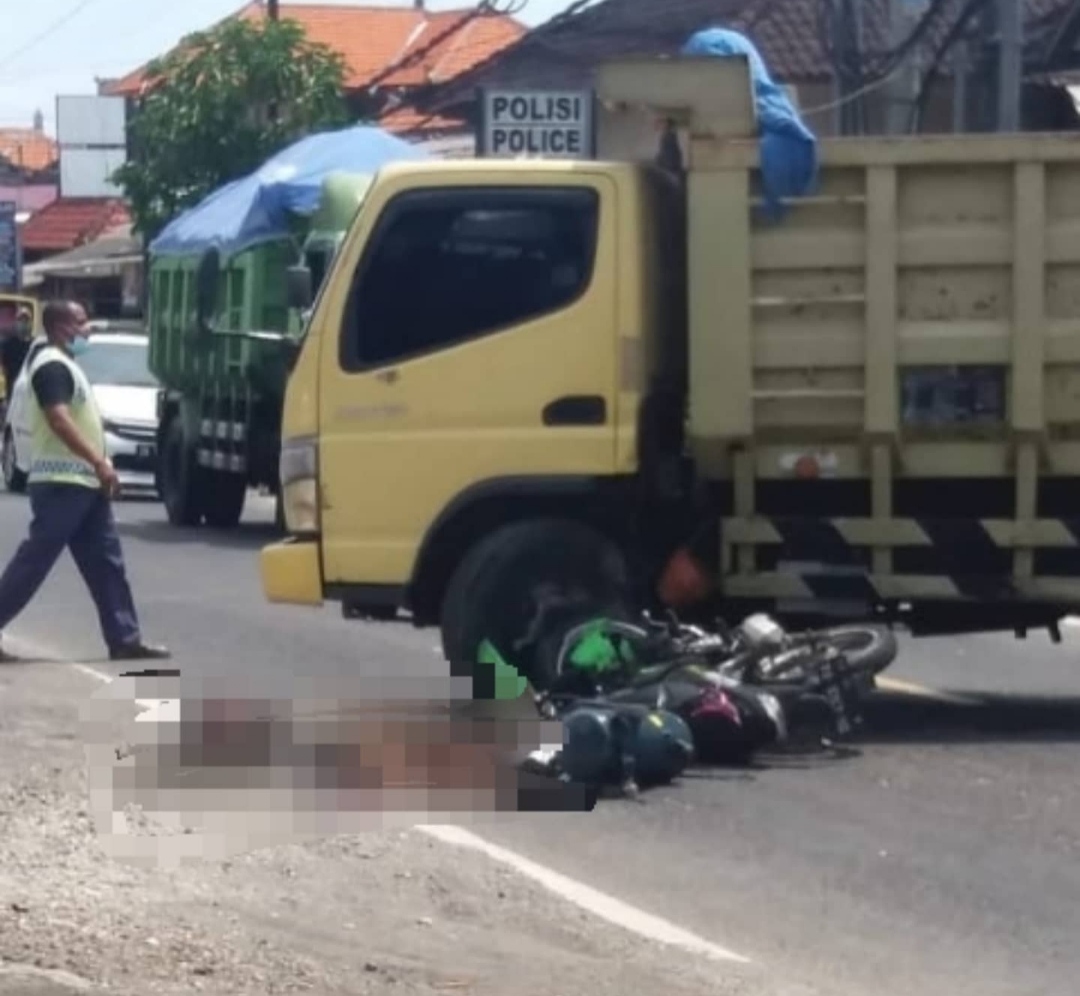 Insiden Lakalantas, Driver Ojol Tabrak Dump Truk di Pecatu Badung Bali