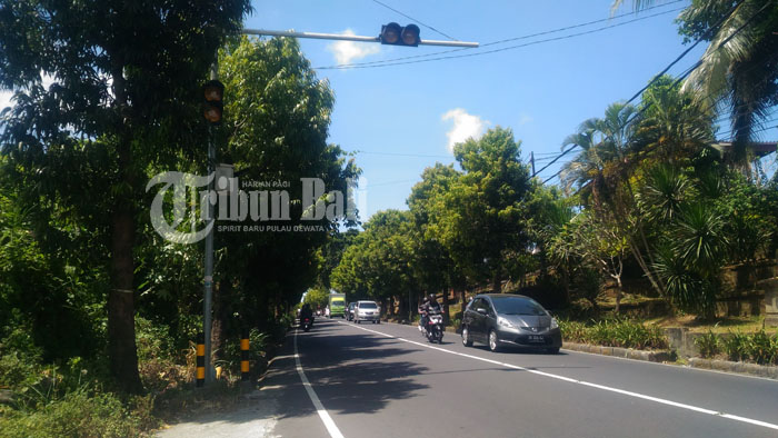 Lampu Peringatan Berhati-hati Padam di Dua Sisi di Gianyar