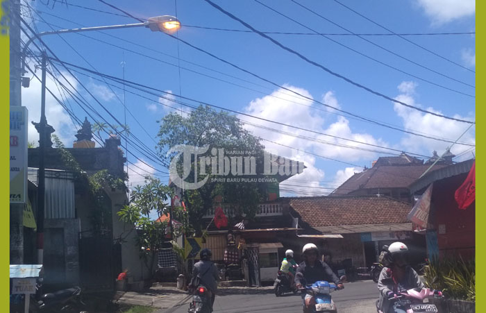 lampu-pju-menyala-siang-hari-di-jalan-buana-kubu-denpasar_20180313_154116.jpg