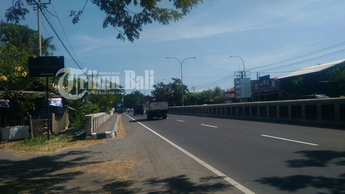 lampu-pju-padam-di-jalan-by-pass-ib-mantra-juga_20180425_163627.jpg