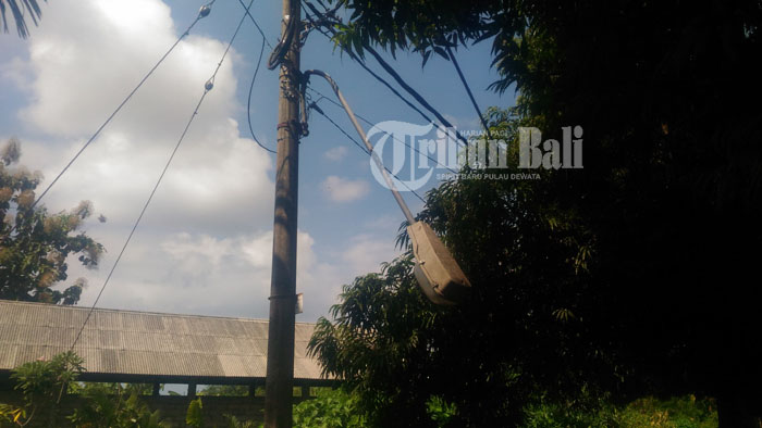 Lampu PJU Rusak Bengkok Berbulan-bulan