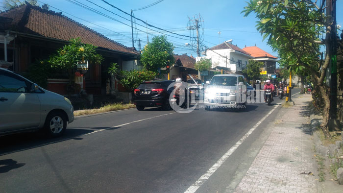 lampu-traffic-light-yang-nyala-kuning-saja-di-celuk-gianyar_20180426_183959.jpg