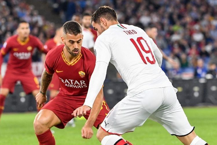 leonardo-spinazzola-mencoba-menghentikan-laju-theo-hernandez-pada-pertandingan-as-roma-vs-ac-milan.jpg