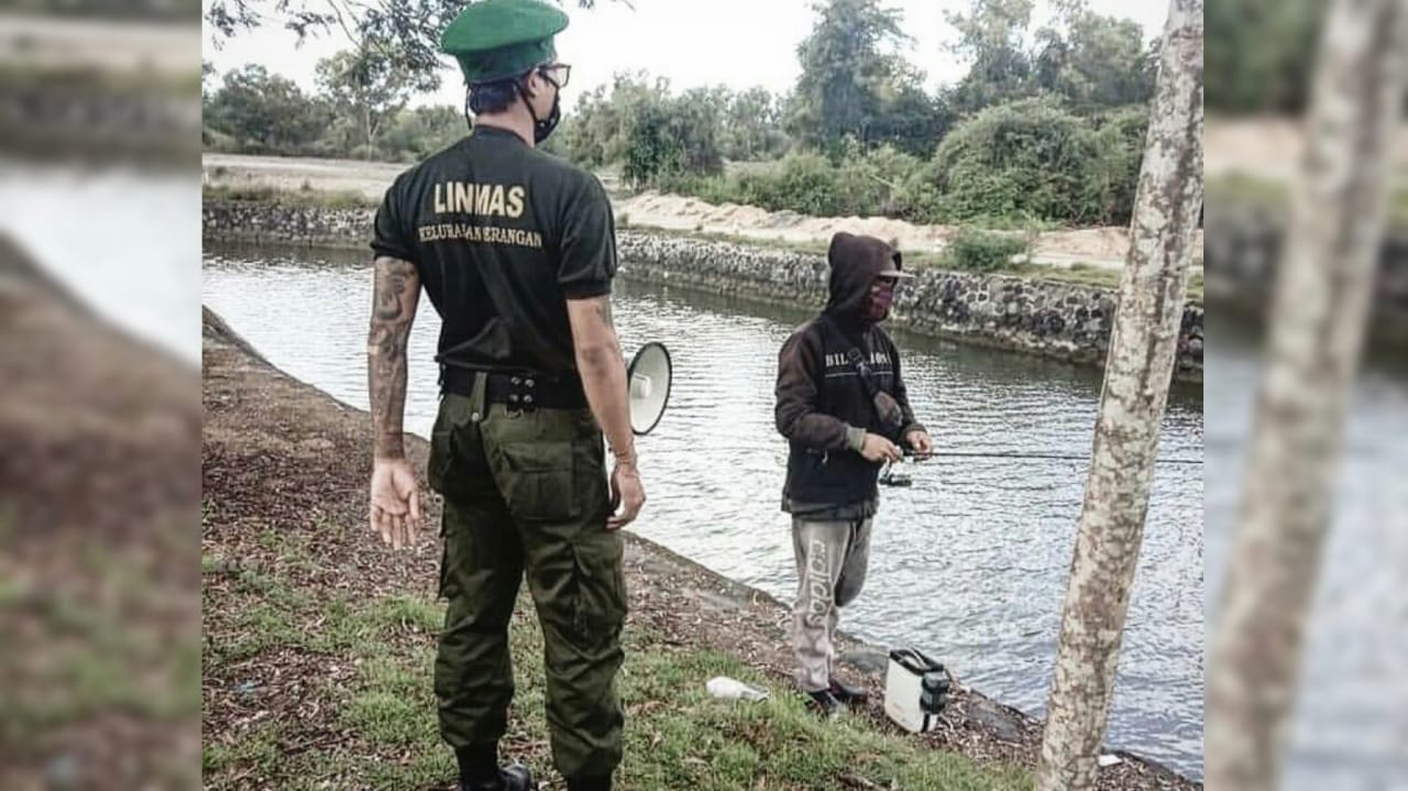 PKM Hari Pertama di Serangan Denpasar, Linmas Serangan Tertibkan Warga Mancing di Pinggiran Kanal