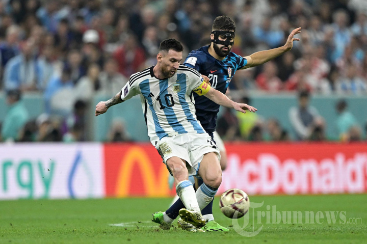 lionel-messi-kiri-berebut-bola-dengan-bek-kroasia-josko-gvardiol.jpg