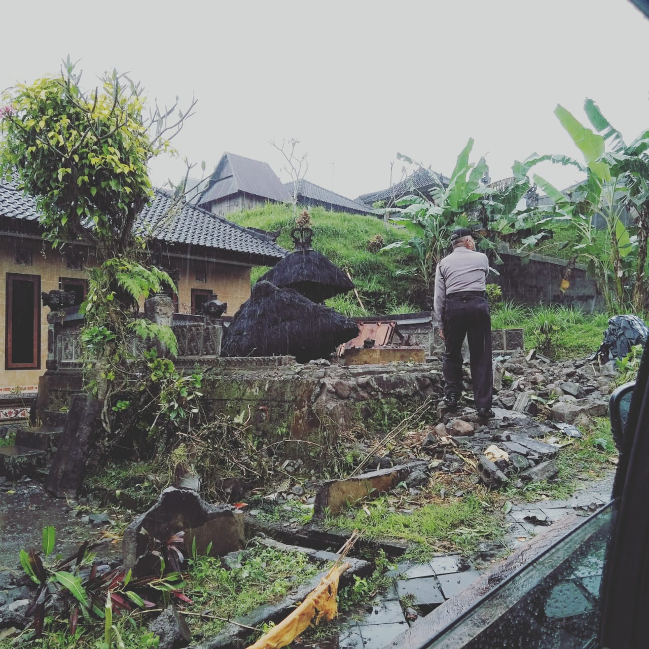 Kecelakaan Tunggal di Jatiluwih Tabanan, Truk Tabrak Penyengker dan Palinggih Hingga Ambruk