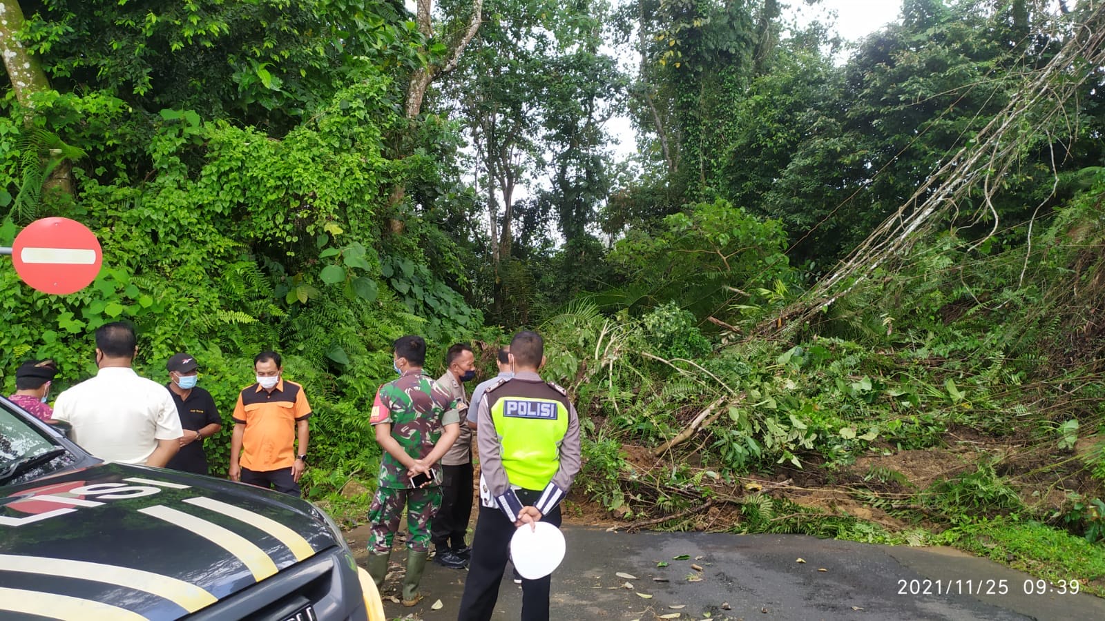 Akibat Guyuran Hujan Deras, Longsor Terjadi di Badingkayu dan Tutup Akses Jalan