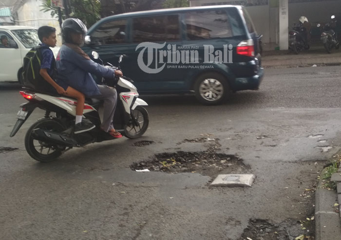 lubang-di-pertigaan-jalan-mertayasa-jalan-gunung-agung-denpasar_20180319_190746.jpg