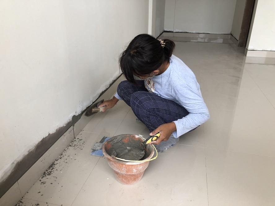 Tekad Sekuat Baja, Luh Ari Wanita Asal Buleleng Tak Gengsi Kerja Kuli Bangunan