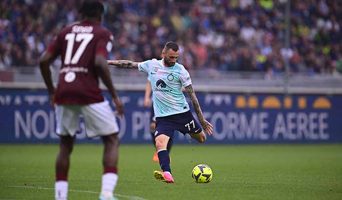 marcelo-brozovic-melepaskan-sepakan-kerasnya-dan-berhasil-mengantarkan-inter-milan-menang.jpg