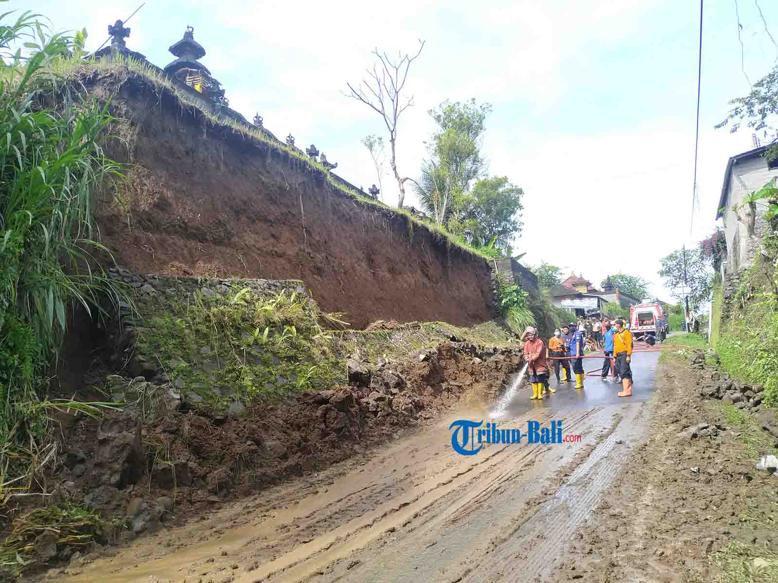 Alat Berat dan Armada Damkar Dikerahkan Buka Jalan Tertimbun Longsor di Desa Getakan Klungkung