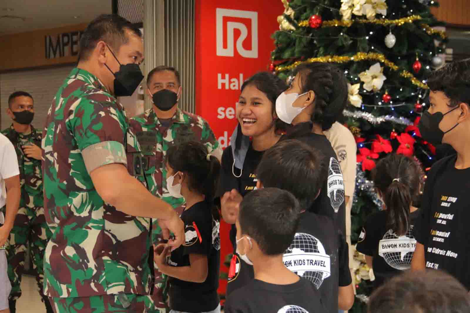 Sambut Natal dan Tahun Baru, Pangdam IX/Udayana Berbagi Kasih Bersama Anak Panti Asuhan