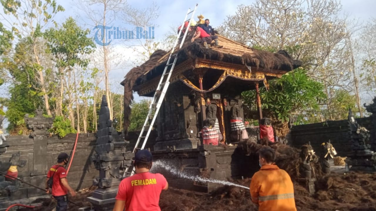 Atap Pelinggih Gedong Pura Dalem Desa Adat Tumbu Karangasem Terbakar
