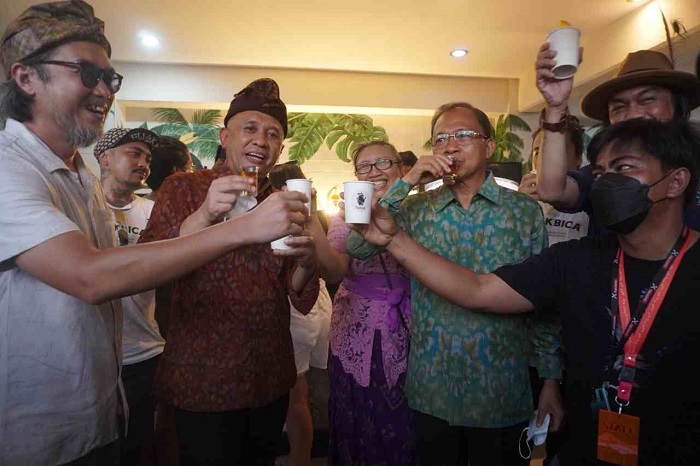 menkop-ukm-teten-masduki-bersama-gubernur-bali-wayan-koster-tos-arak-bali.jpg