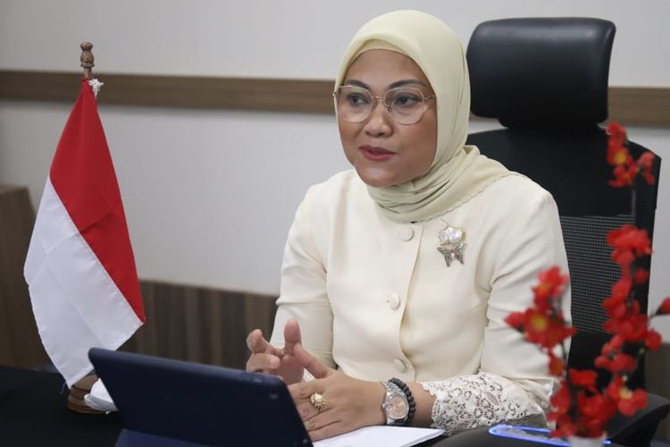 menteri-ketenagakerjaan-ida-fauziyah-memberikan-sambutan-dalam-suatu-acara-yang-dihelat.jpg